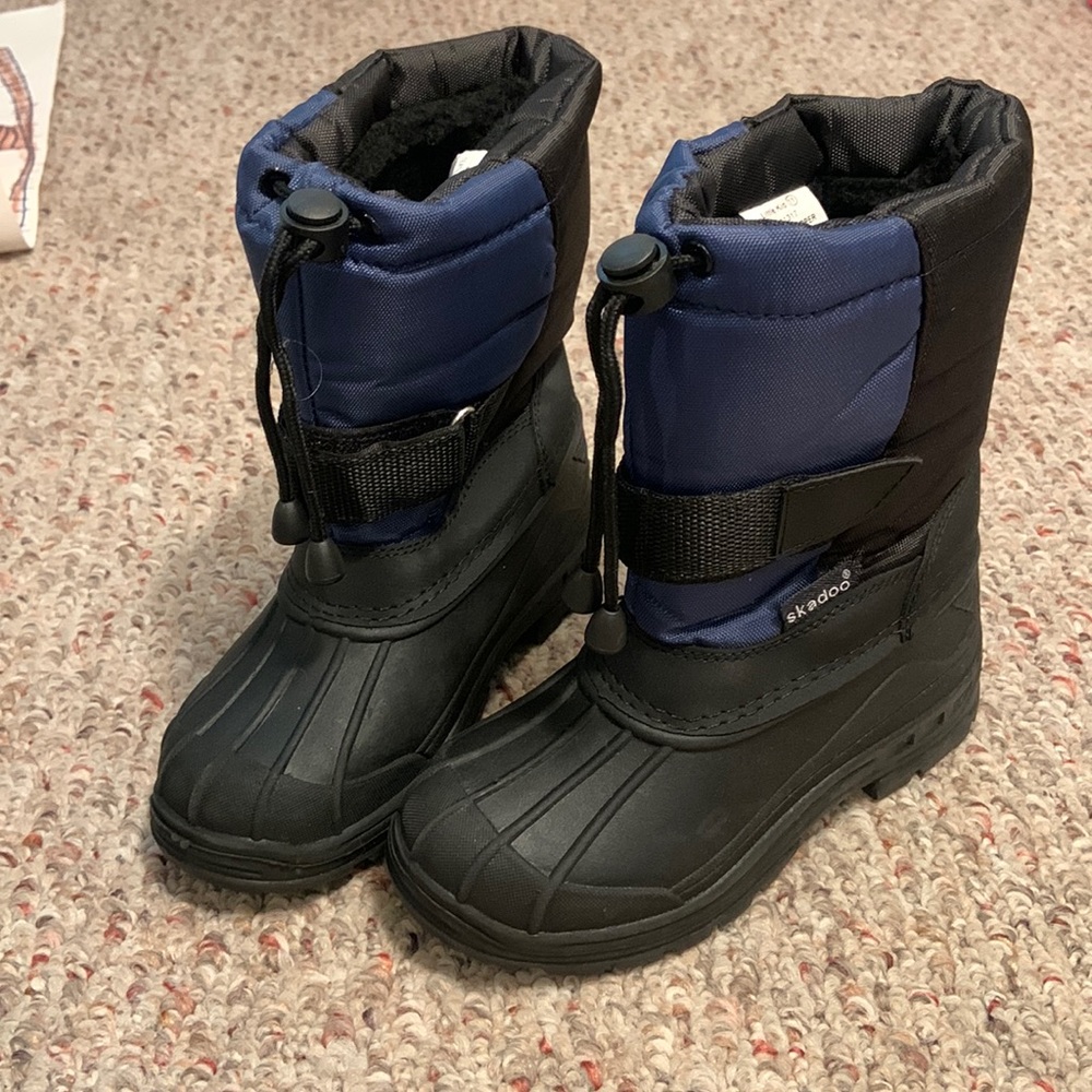 Brand new Skadoo kids snow boots